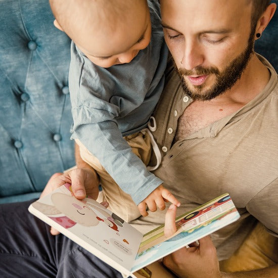 Würmchen spielt Verstecken. Kuckuck!