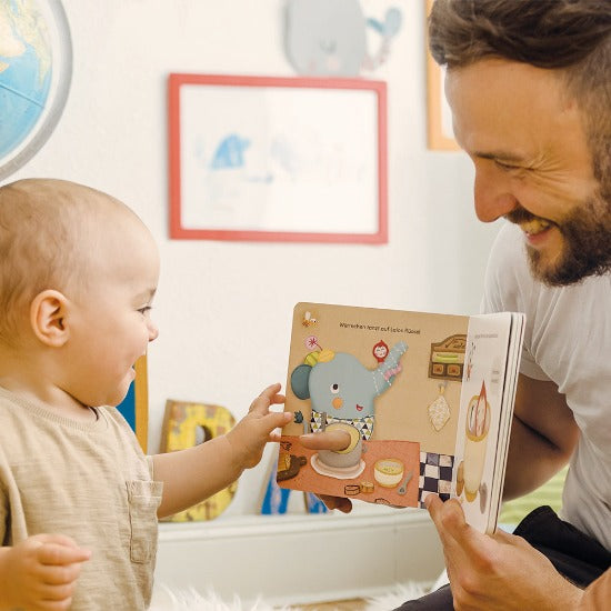 Würmchen spielt Verstecken. Kuckuck!
